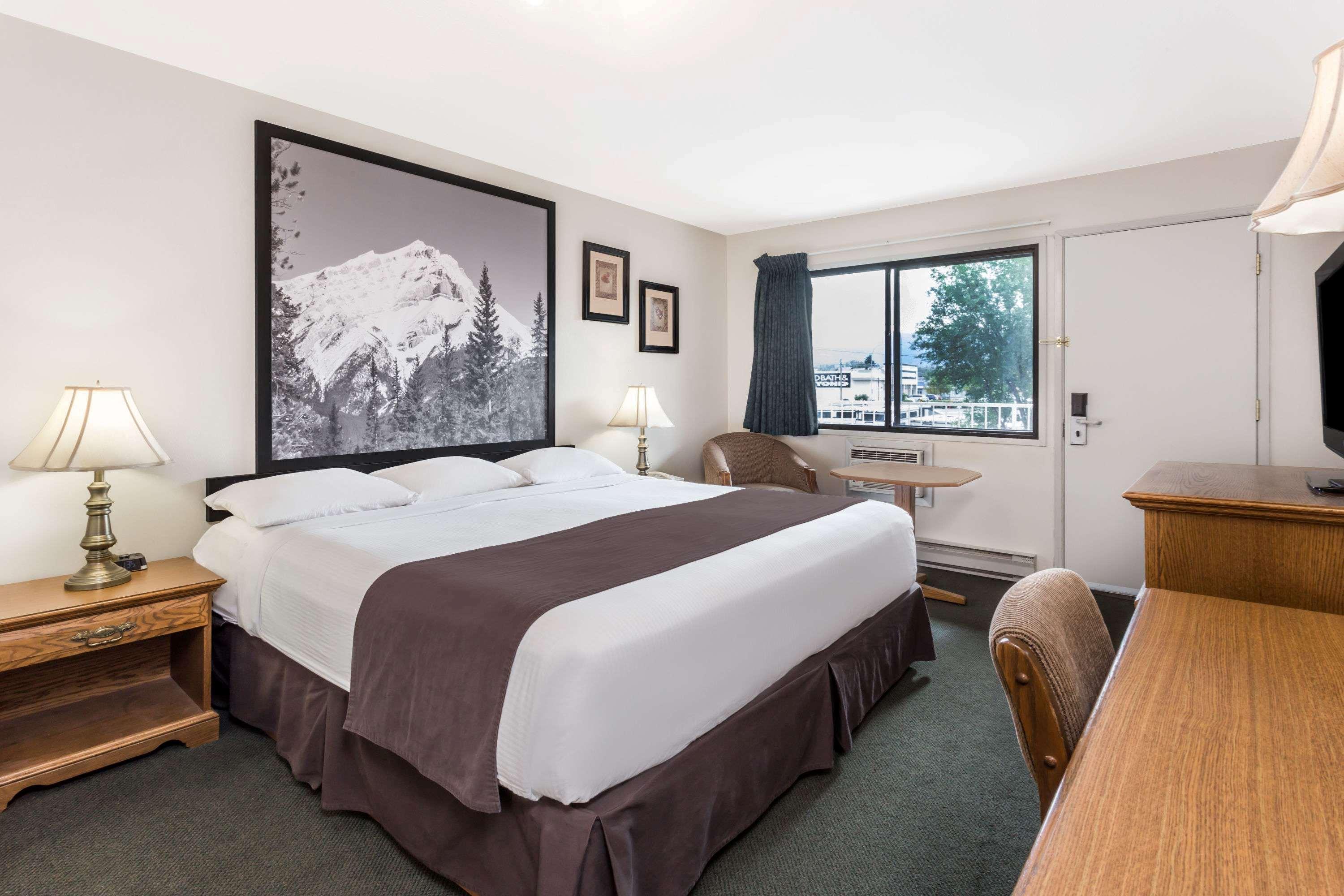 Super 8 By Wyndham Kelowna Bc Exterior photo