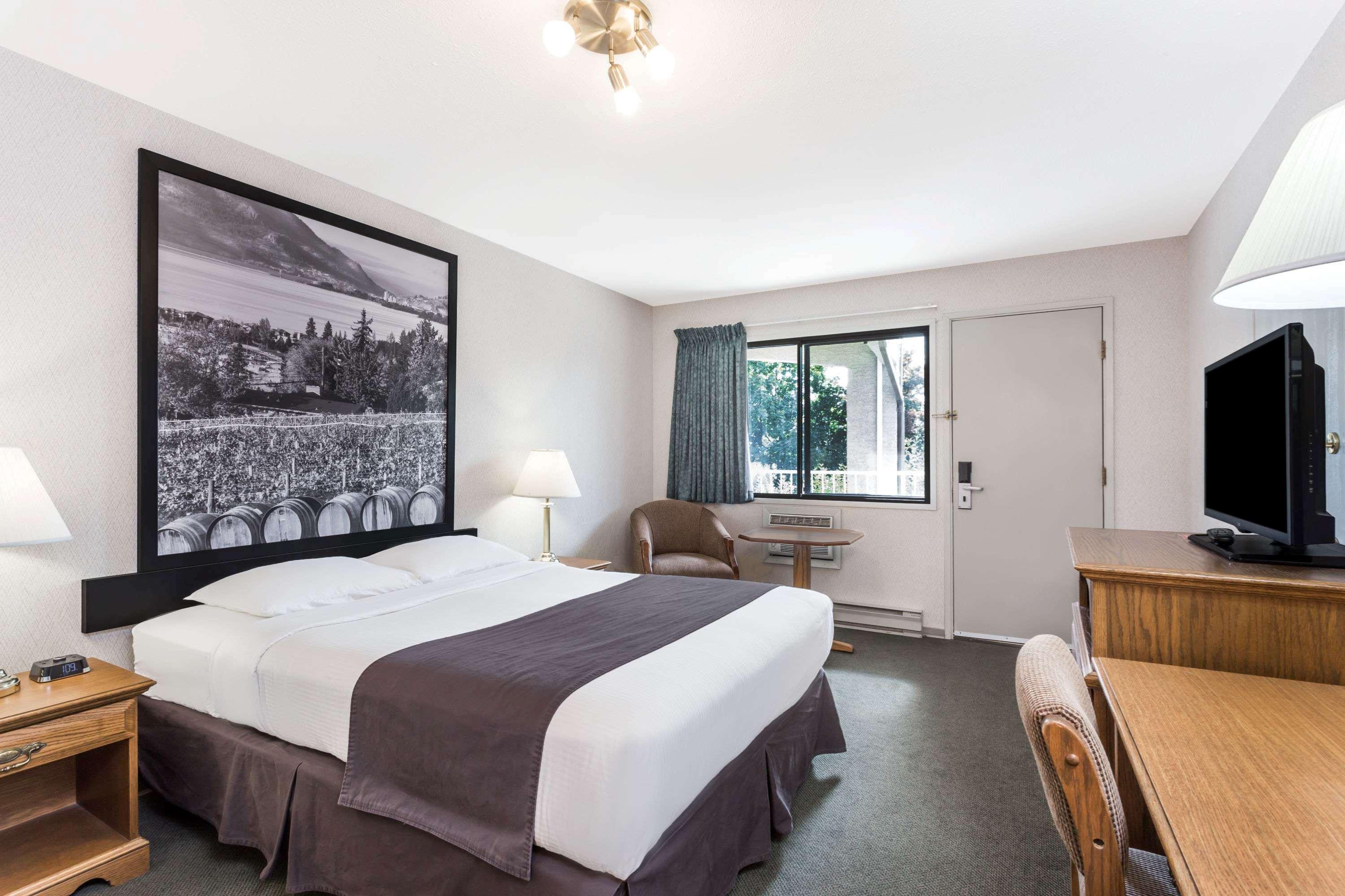 Super 8 By Wyndham Kelowna Bc Exterior photo