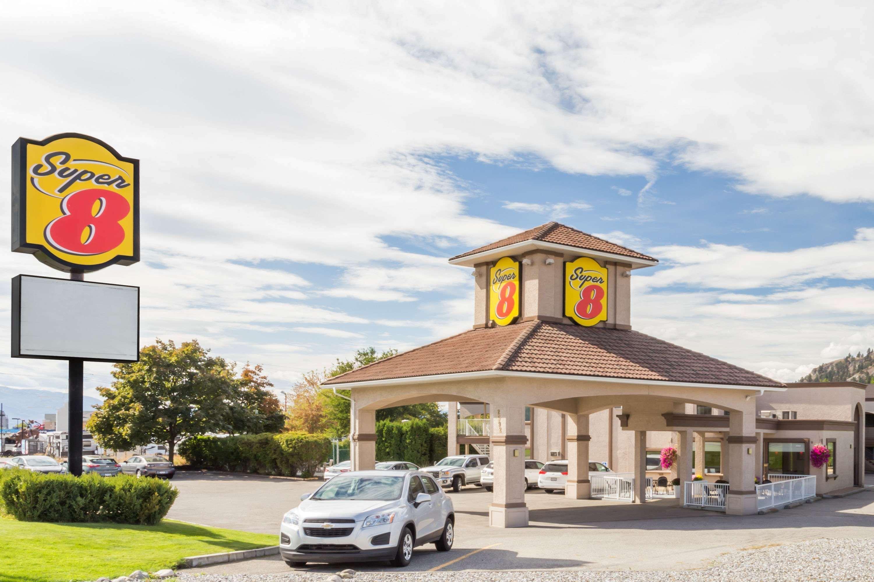 Super 8 By Wyndham Kelowna Bc Exterior photo