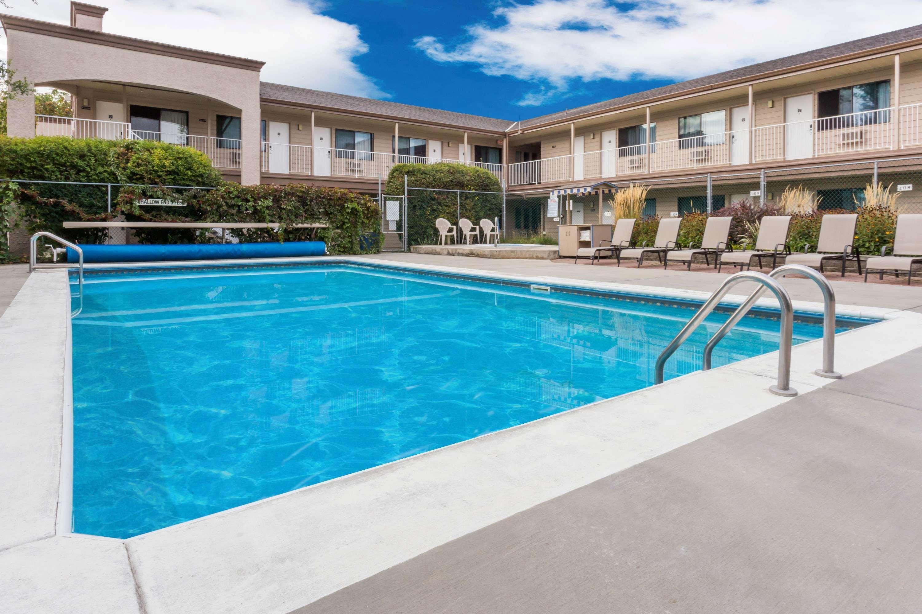 Super 8 By Wyndham Kelowna Bc Exterior photo