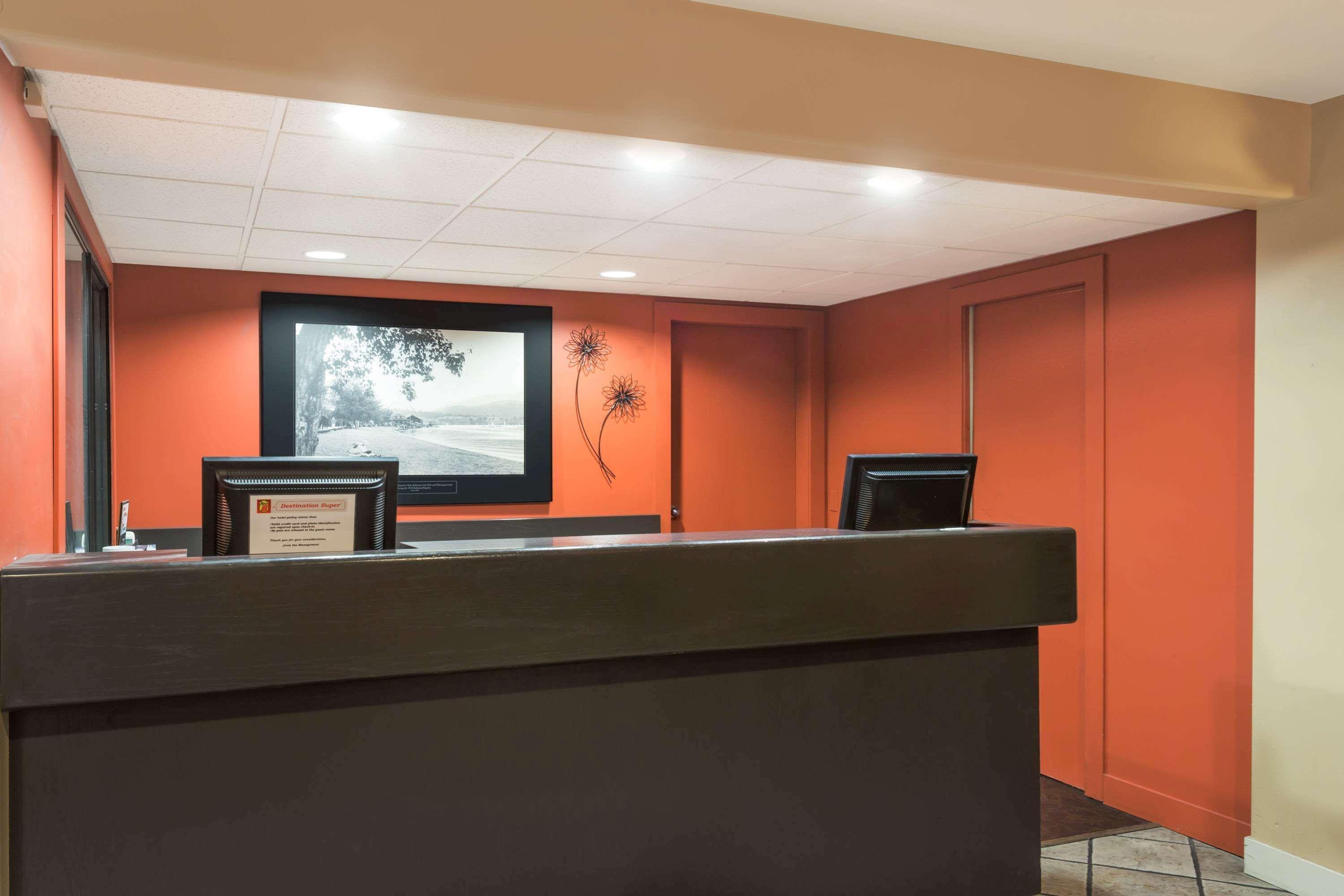 Super 8 By Wyndham Kelowna Bc Exterior photo