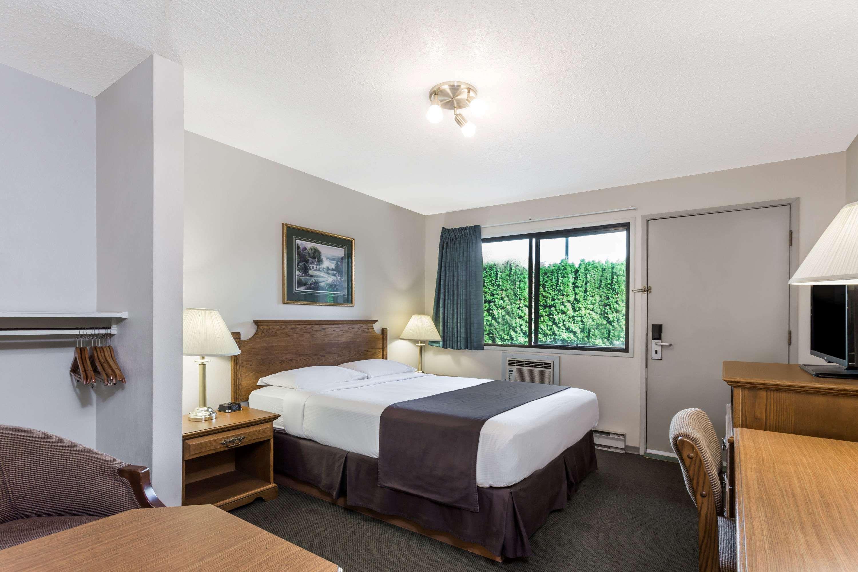Super 8 By Wyndham Kelowna Bc Exterior photo