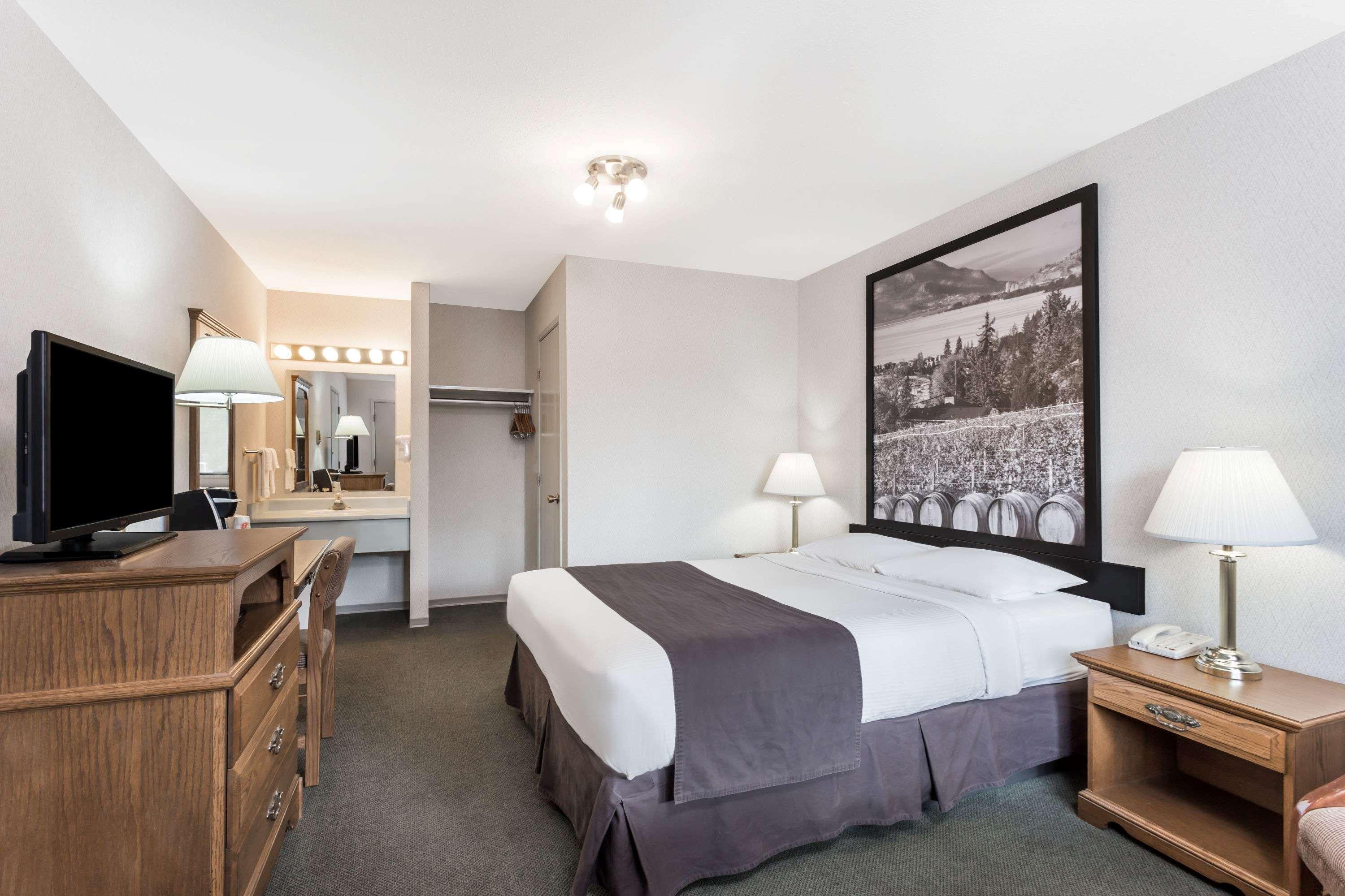 Super 8 By Wyndham Kelowna Bc Exterior photo