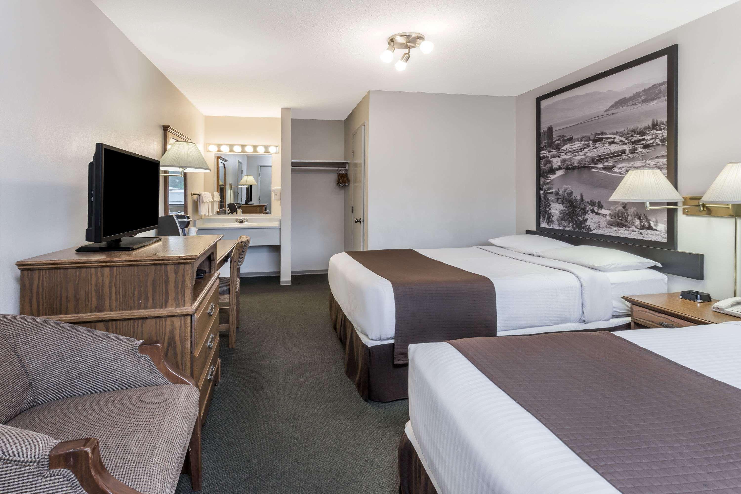 Super 8 By Wyndham Kelowna Bc Exterior photo