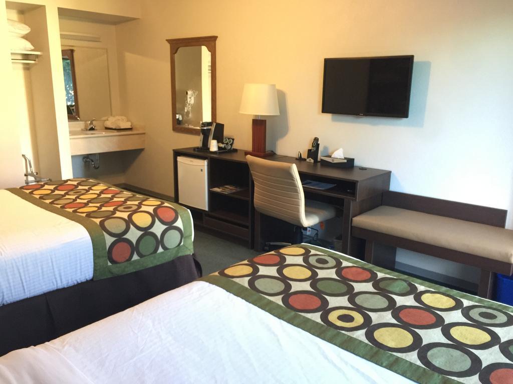 Super 8 By Wyndham Kelowna Bc Exterior photo