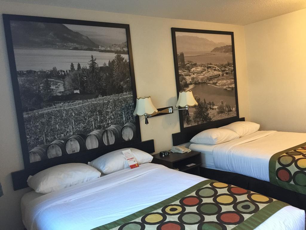 Super 8 By Wyndham Kelowna Bc Exterior photo