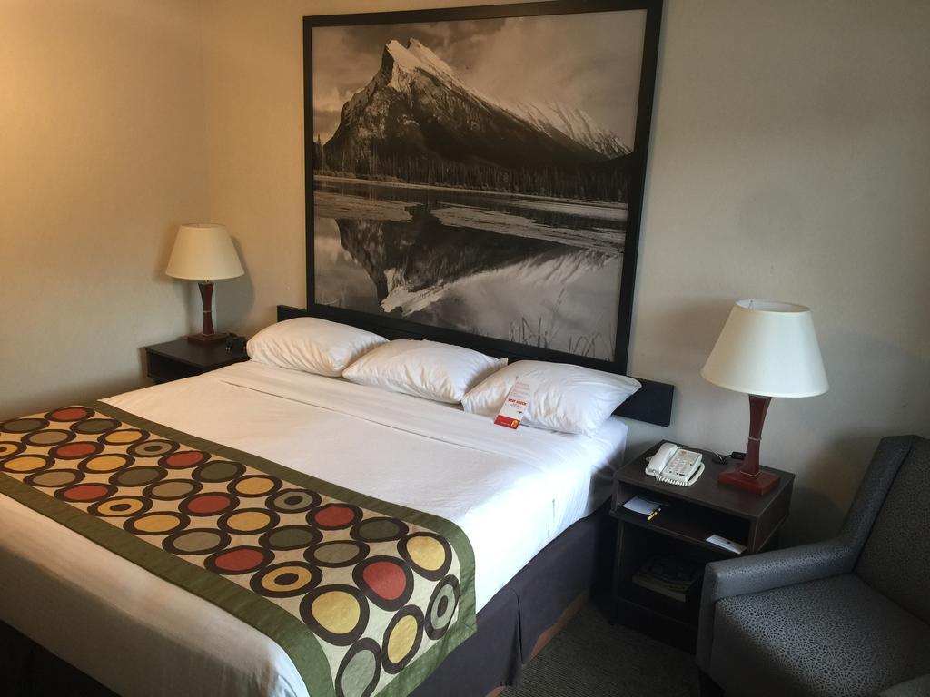 Super 8 By Wyndham Kelowna Bc Exterior photo