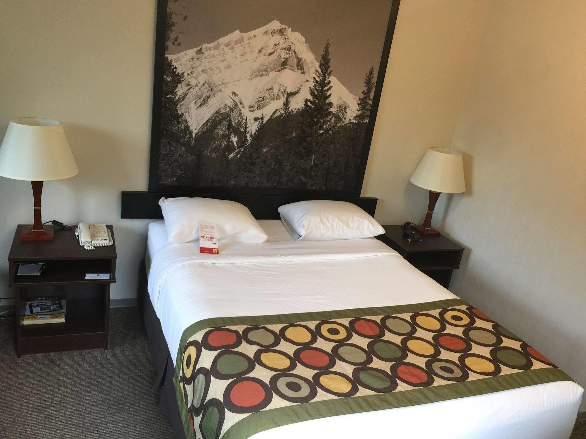 Super 8 By Wyndham Kelowna Bc Exterior photo