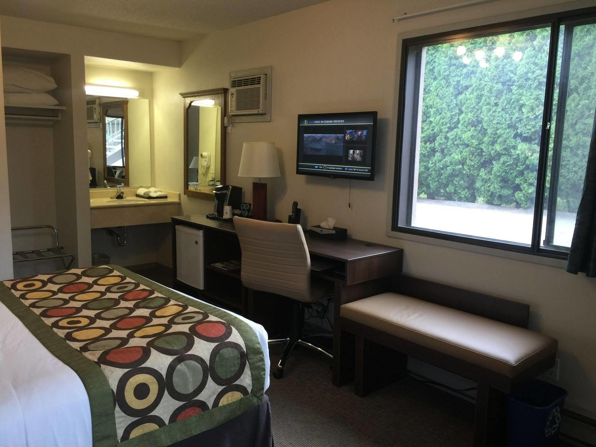 Super 8 By Wyndham Kelowna Bc Exterior photo