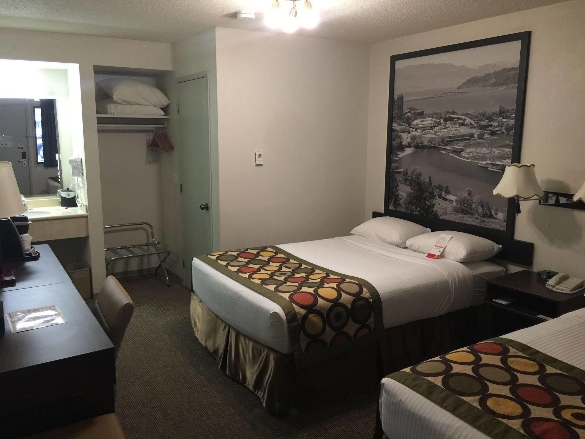 Super 8 By Wyndham Kelowna Bc Exterior photo
