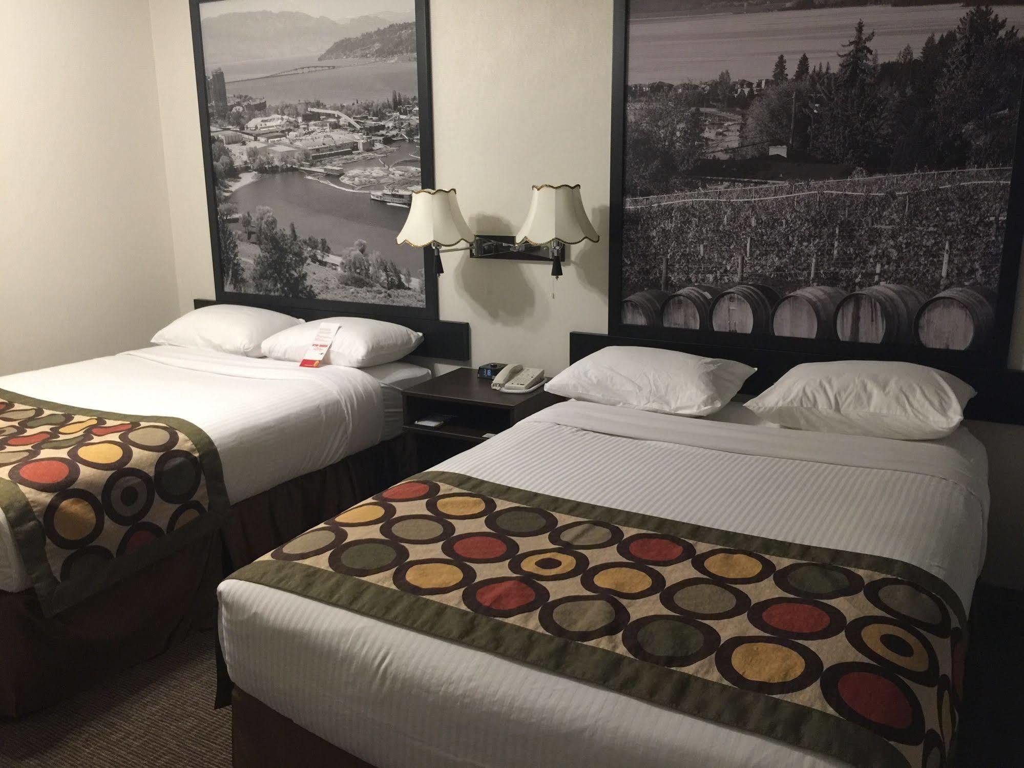 Super 8 By Wyndham Kelowna Bc Exterior photo