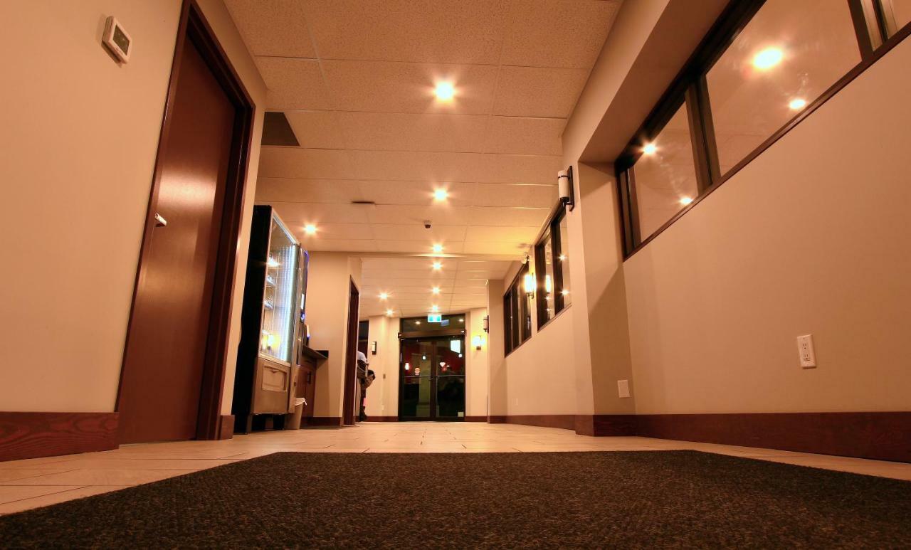 Super 8 By Wyndham Kelowna Bc Exterior photo