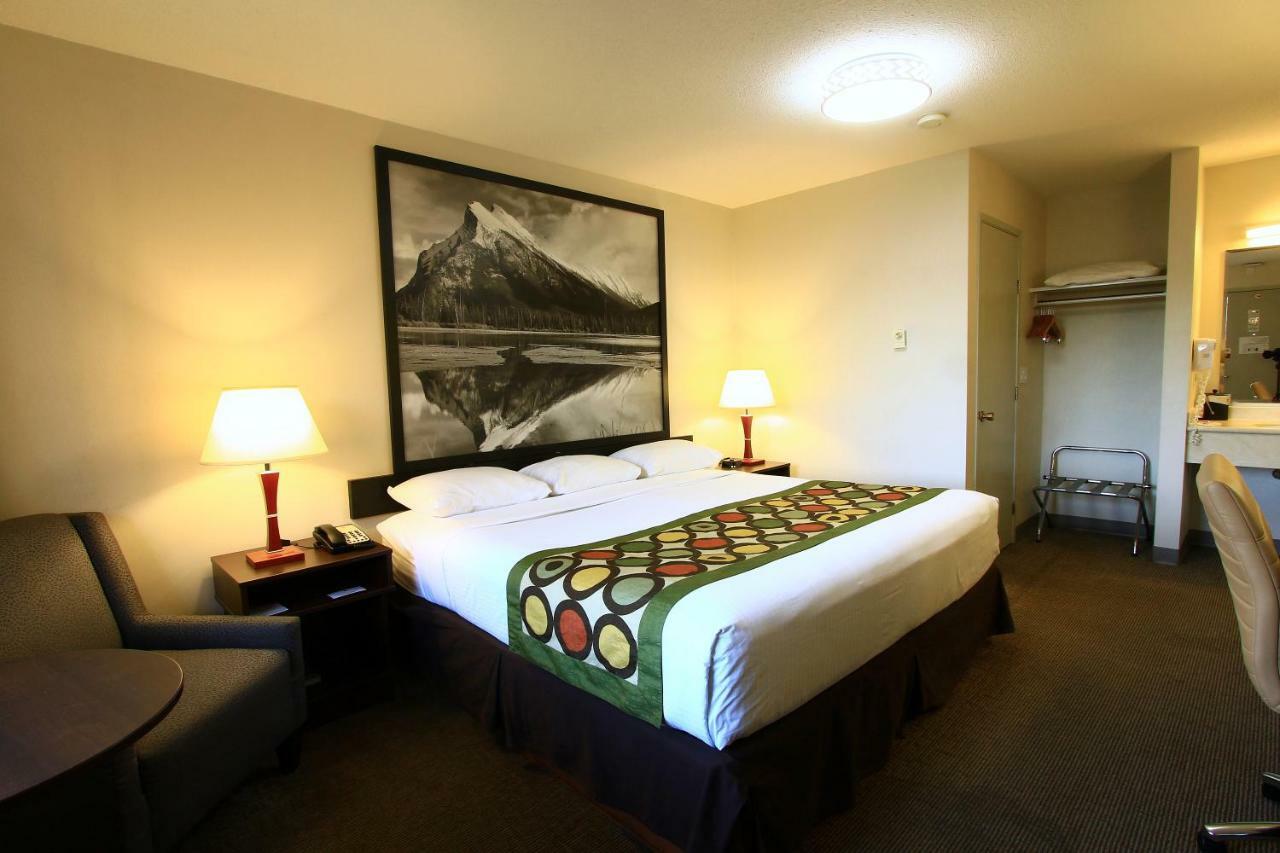 Super 8 By Wyndham Kelowna Bc Exterior photo